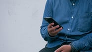 O Market do seu Android deixou de funcionar? 1 person in blue denim jacket holding smarthone