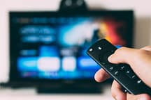 Como saber se a televisão é compatível com o TDT 1 turned-on flat screen television
