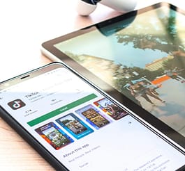 O Market do seu Android deixou de funcionar? 2 silver iphone 6 on table