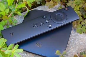 Como saber se a televisão é compatível com o TDT 3 black media streaming device on gray ceramic tile