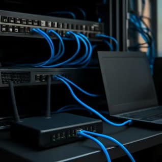Assistência Técnica Informática para Empresas 5 Técnico a realizar manutenção preventiva num servidor.
