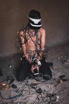 Como testar a velocidade da Internet... 10 man kneeling beside electronic devices