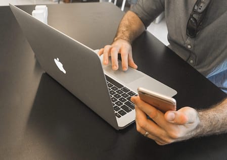 7 Tipos de vírus informáticos | como se proteger 11 person using MacBook Pro