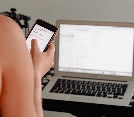 Como receber ou enviar mensagens SMS do computador 1 turned-on MacBook Air