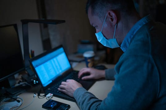 7 Tipos de vírus informáticos | como se proteger 3 man in blue hoodie using laptop computer