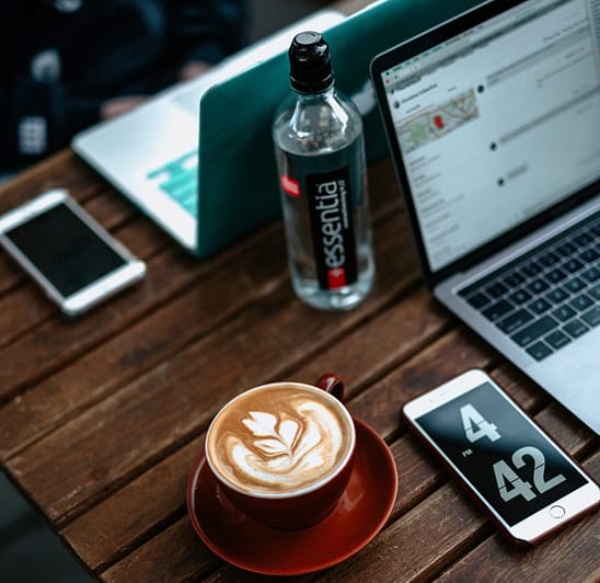 20 dicas úteis para manutenção do PC que realmente funcionam 5 cappuccino on table beside iPhone