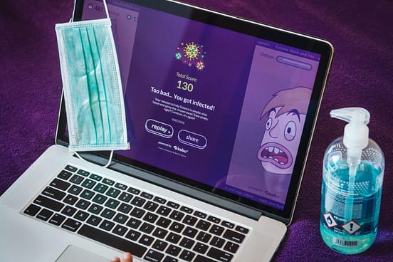 7 Tipos de vírus informáticos | como se proteger 2 black and white laptop computer