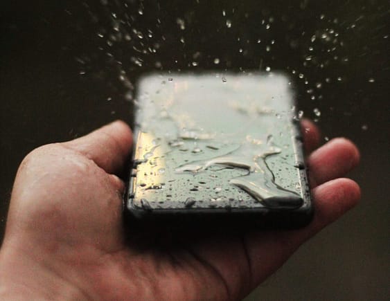 20 dicas úteis para manutenção do PC que realmente funcionam 8 person holding smartphone