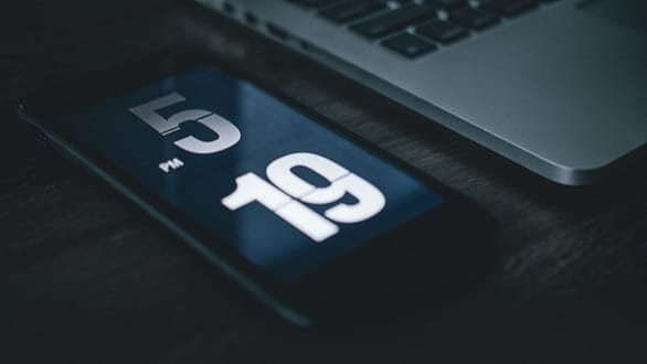 20 dicas úteis para manutenção do PC que realmente funcionam 1 black smartphone beside laptop