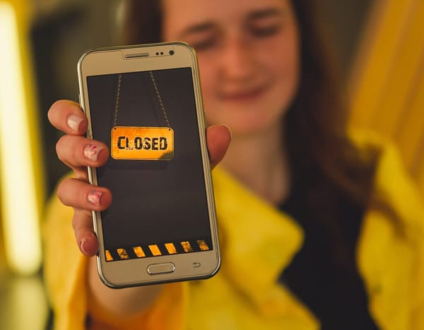 Devo instalar antivírus no Android? 2 woman holding silver iphone 6